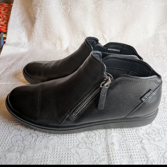 Ecco Soft 7 Black Smooth Leather Bootie Size 39 - Picture 3 of 15